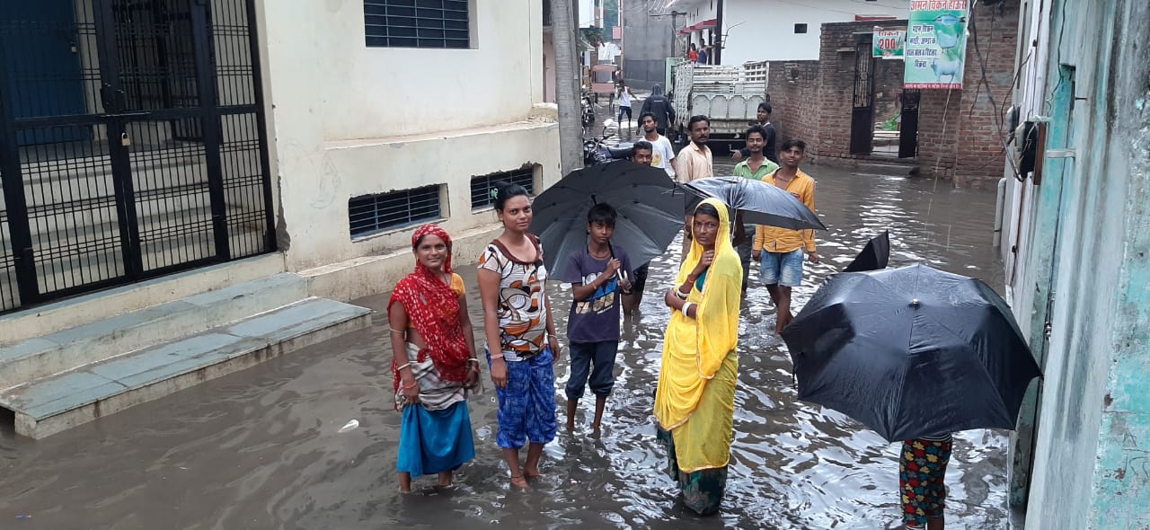 बारिश में आ रही बाधा, ठेकेदार ने कमाए ज्यादा