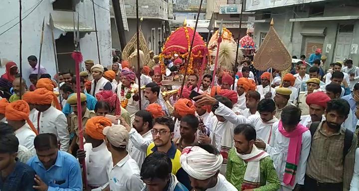 ठाट बाट के साथ भ्रमण पर निकले ठाकुर जी