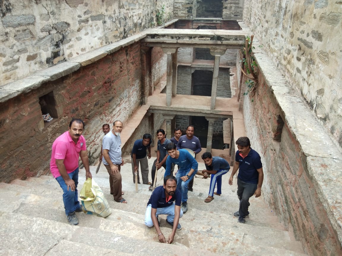 झालरावाव बावड़ी की सफाई में जुटी श्री साईनाथ सेवा संस्था की टीम।