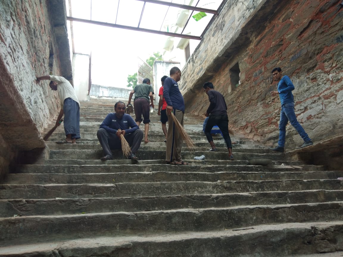 पूर्णतया दूषित हो चुकी झालरावाव बावड़ी में श्रमदान हुआ।