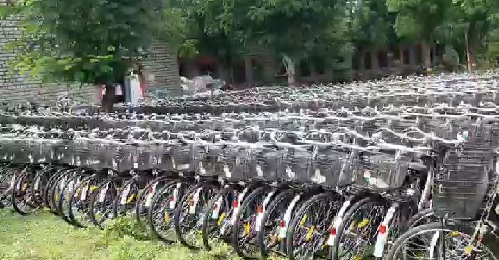 सरकार बदली तो बदला साइकिलों का रंग, भगवा से हुई काली