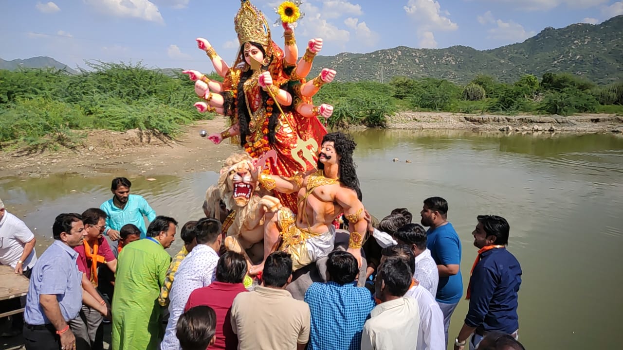 शक्ति की भक्ति के साथ प्रतिमा को सरोवर में किया विसर्जित,