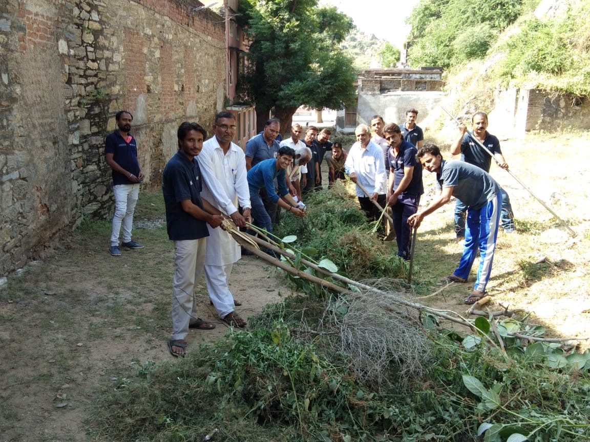 श्री देवेश्वर महादेव मंदिर परिसर में हुआ श्रमदान