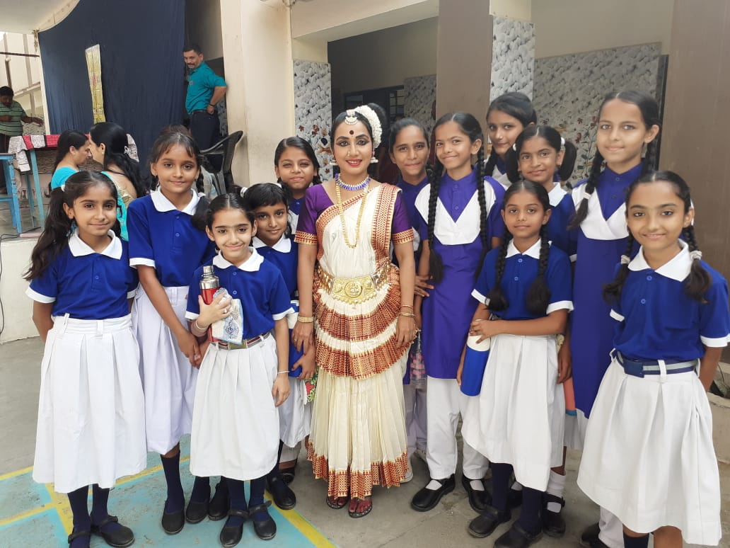 मोहिनीअट्टम की विश्वविख्यात नृत्यांगना नीना प्रसाद कार्यक्रम ने अपनी प्रस्तुति दी।
