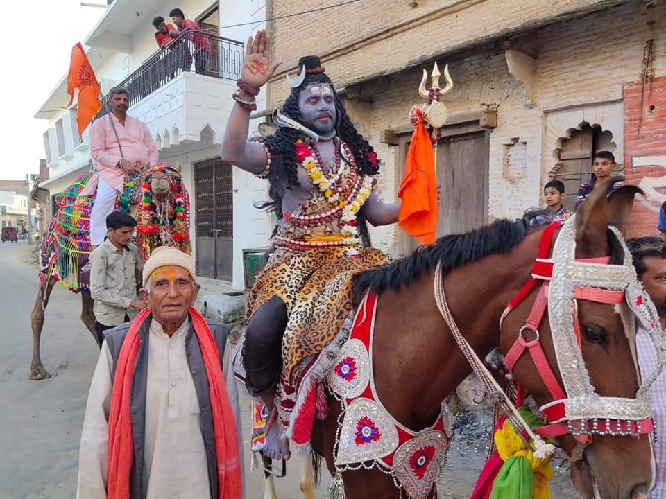 शिवजी की पालकी में उमड़ी भक्तों की भीड़ शोभा यात्रा में विदेशी मेहमान भी हुये शरीक सनातन संस्कृति से हुये अभिभूत