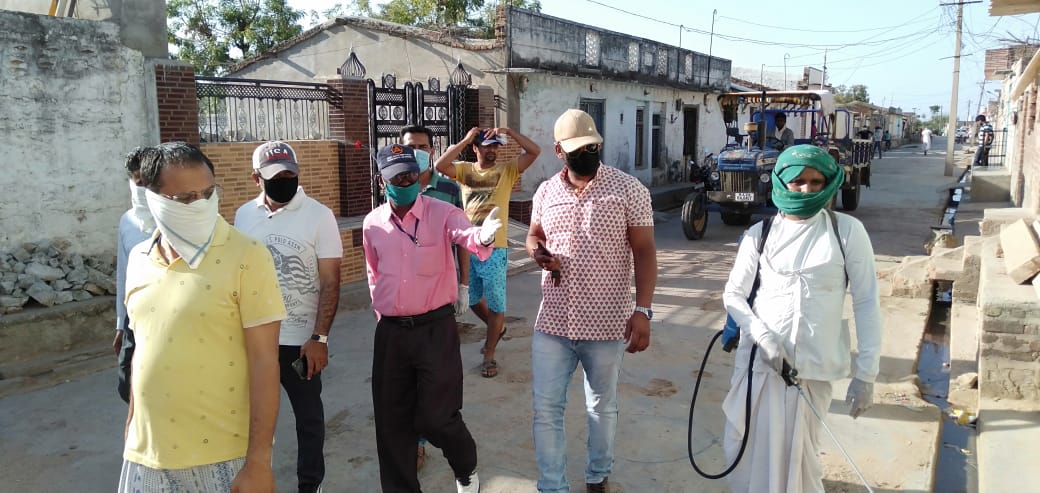 बराल गांव में कोरोना वायरस की रोकथाम के लिए करवाया दवाइयों का छिड़काव