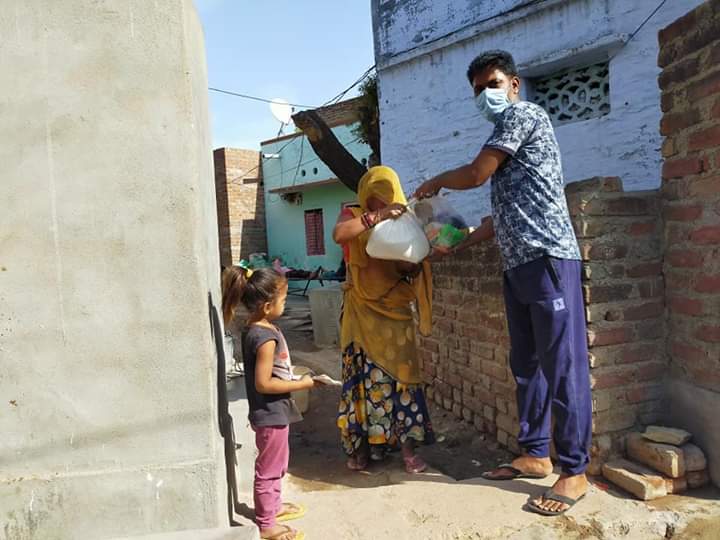 सिरोही के झुपाघाट में जरूरतमंद लोगों को हॉकी एवं क्रिकेट कोच ने दी खाद सामग्री