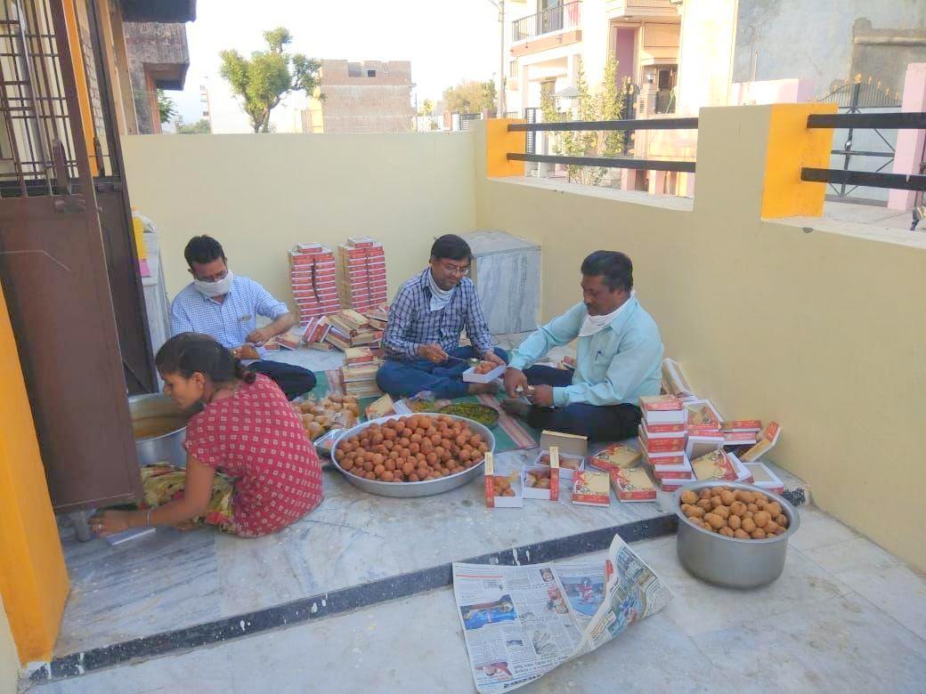 गायत्री परिवार ने किए 900 पैकेट भोजन के नगर परिषद को सुपुर्द