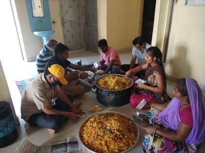 गायत्री शक्ति पीठ एवं दीया परिवार असहाय, जरूरतमंद वर्ग को उपलब्ध करवा रहा है भोजन।