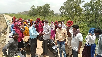 डोडुआ के उपसरपंच  द्वारा मास्क वितरित पशुओं के लिए चारा की व्यवस्था की गई ग्राम