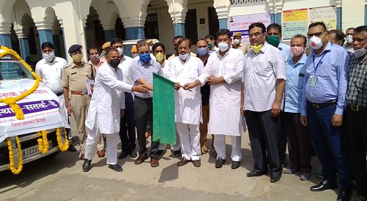 जिले के प्रभारी मंत्री, विधायक और प्रभारी सचिव ने दिखाई कोरोना जागरूकता रथ को हरी झंडी