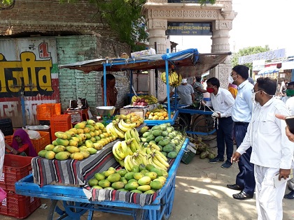 आमजन को जागरूक करने के लिए जिला कलक्टर ने ग्रामीण क्षेत्रों का दौरा किया।