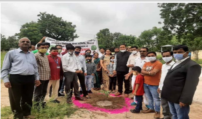 वृक्षारोपण अभियान के तहत न्यायालय में परिसर में किया वृषारोपण