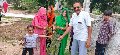 नया सानवाड़ा सरपंच अलका रावल , वीरवाडा सरपंच योगेश रावल की उपस्थिति मे पौधरोपण कर किया गया।