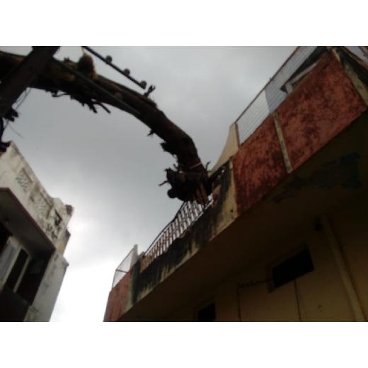 नगर परीषद ने नीम छंटनी के नाम बीपीएल परिवार की बालकनी को किया क्षतिग्रस्त