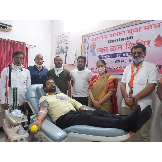 पीएम मोदी के 70 वे जन्म दिवस पर भाजयुमो ने किया 101 यूनिट रक्तदान।