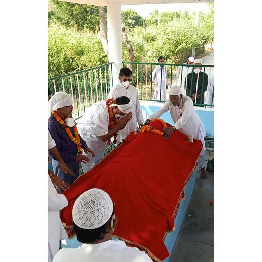 जश्ने ईद मिलादुन्नबी पर्व पर मुस्लिम समाज ने गोशाला में खिलाया गाय को हरा चारा
