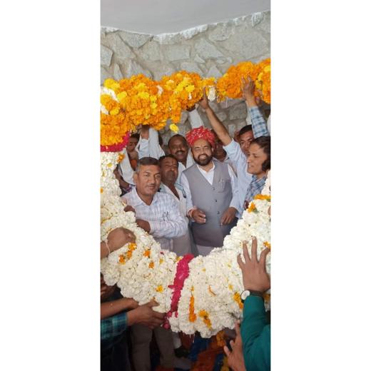 मारवाड मीणा समाज ने ५१ किलो का पुष्पाहार पहनाकर विधायक संयम लोढा का किया स्वागत