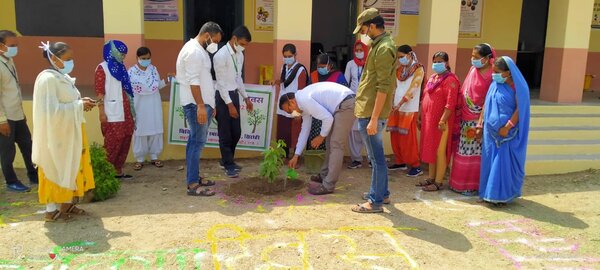 विश्व पर्यावरण दिवसः सीएमएचओ डॉ. राजेश कुमार ने किया पौधारोपण