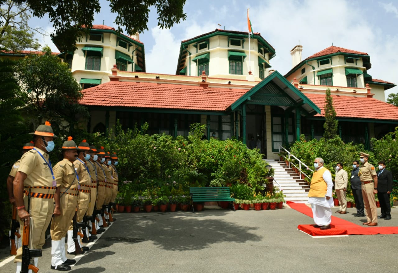 जनप्रतिनिधियों एवं प्रशासनिक अधिकारियों ने की अगवानी राज्यपाल  श्री कलराज मिश्र माउंट आबू पहुंचे