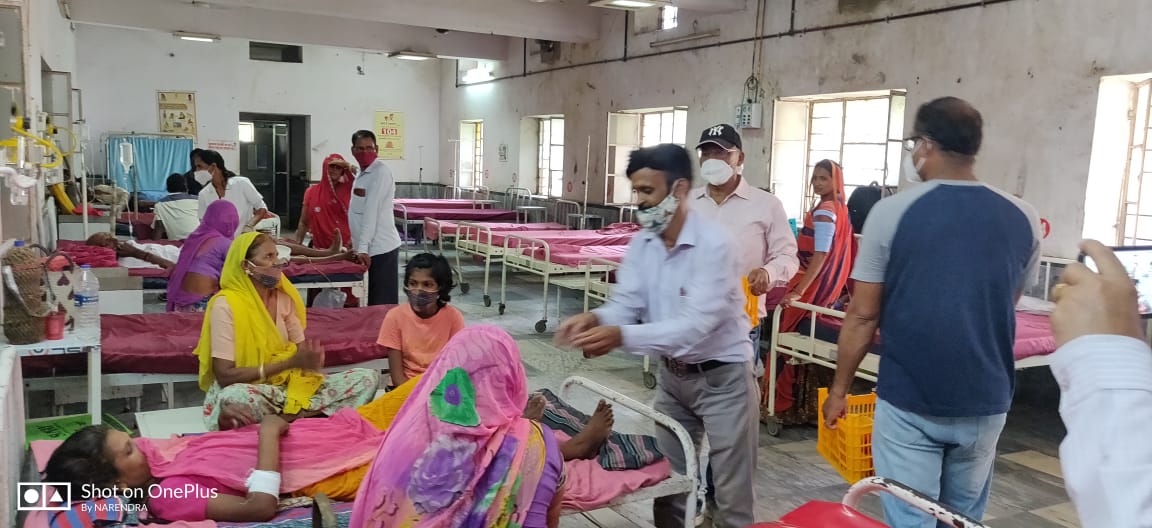 भारत विकास परिषद के संस्थापक की जयंती के अवसर पर राजकीय चिकित्सल्य में रोगियों को फल वितरण