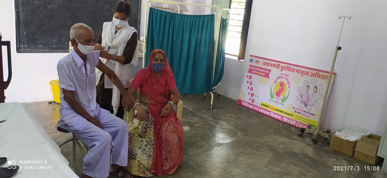 सिरोही जिले में कोविड टीकाकरण को लेकर उत्साह, राज्य स्तर से प्राप्त वैक्सीन एक दिन में लगाई : CMHO डॉ. राजेश कुमार