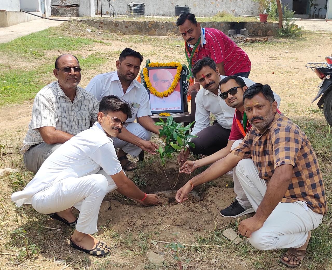 पर्यावरण असंतुलन व बढ़ती आबादी को बचाने के लिए पौधारोपण जरूरी - लोकेश खंडेलवाल