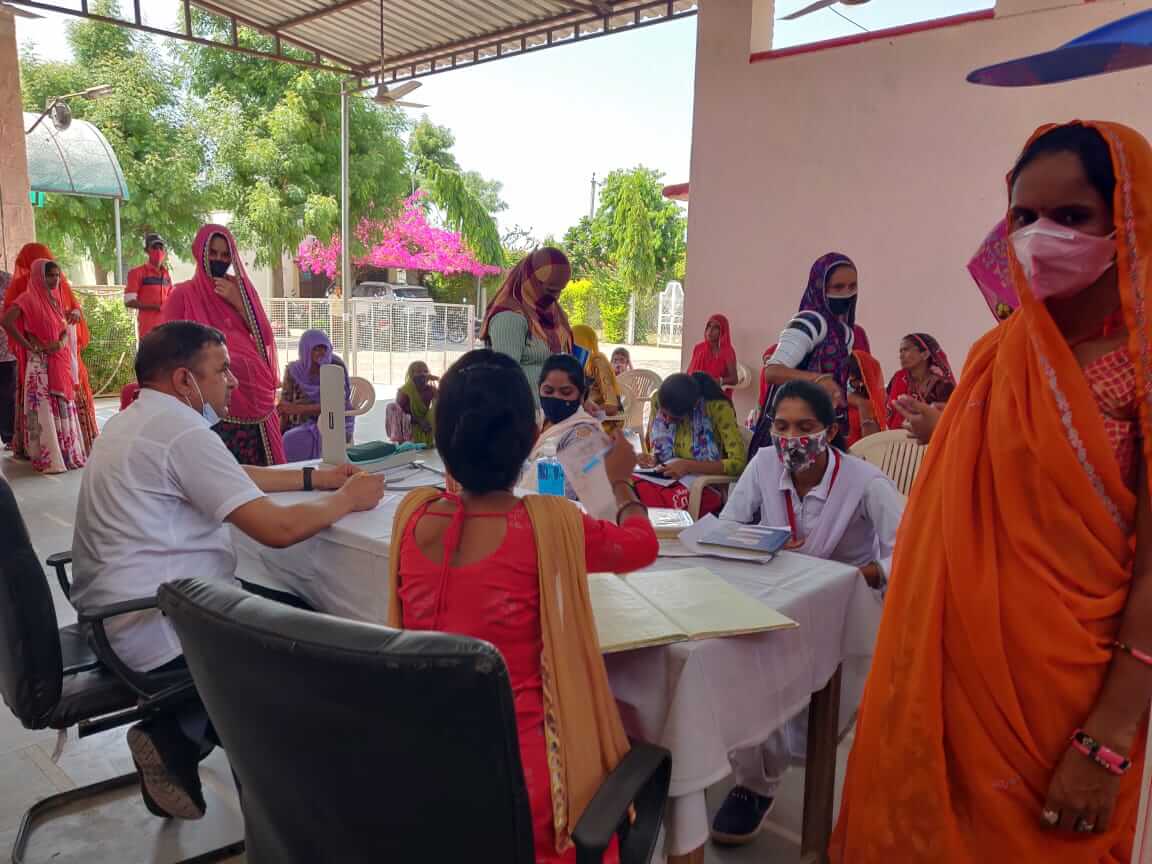 गर्भवती महिलाओं को गर्भ में पल रहे शिशु और स्वयं की देखभाल व पोषण के बारे में जानकारी दी