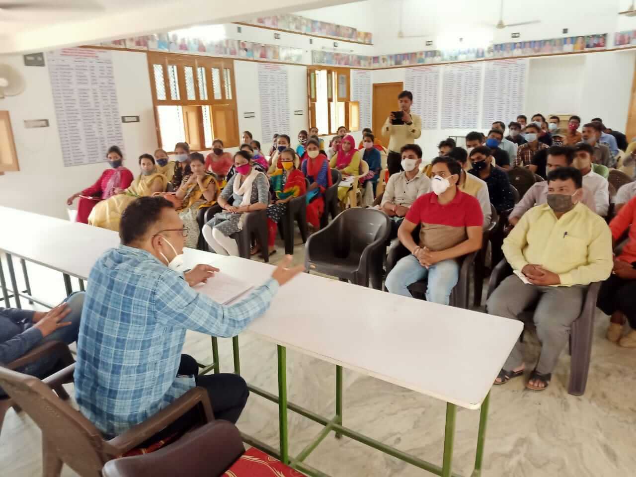 नव नियुक्त कोरोना स्वास्थ्य सहायक को दिया प्रशिक्षण - CMHO डॉ. राजेश कुमार