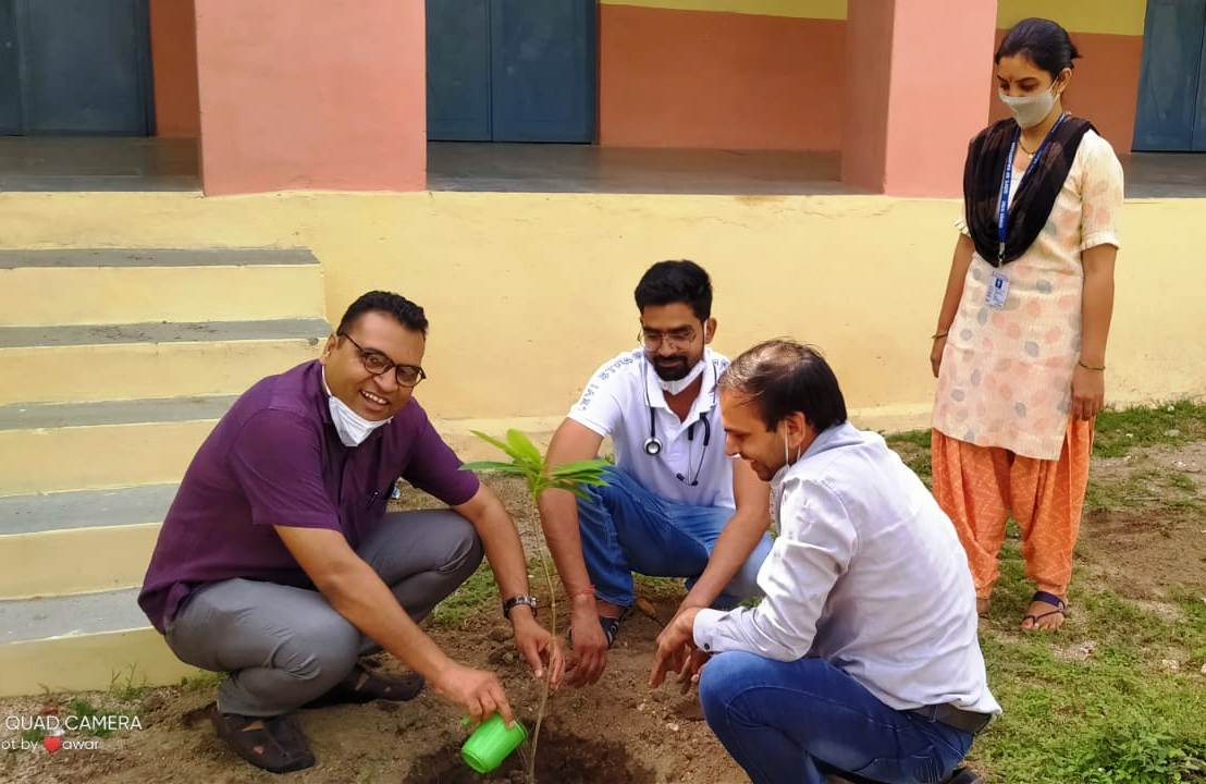 चिकित्सा एवं स्वास्थ्य मंत्री डॉ. रघु शर्मा के जन्मदिन पर सीएमएचओ डॉ. राजेश कुमार ने शहरी प्राथमिक स्वास्थ्य केन्द्र सिरोही पर किया पौधारोपण