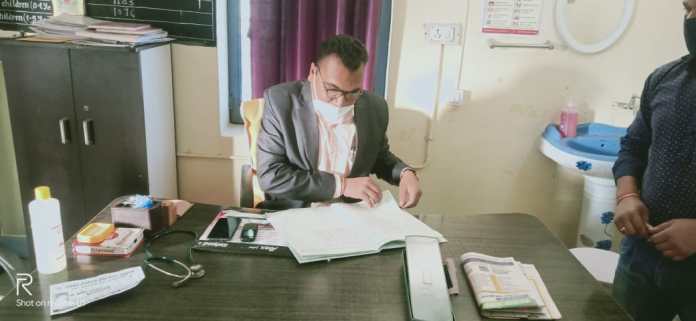 सीएमएचओ डॉ. राजेश कुमार ने प्राथमिक स्वास्थ्य केन्द्र, अनादरा का किया औचक निरीक्षण