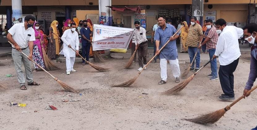 केन्द्रीय बस स्टेण्ड पर सफाई कर किया, अमृत महोत्सव अगस्त क्रांति सप्ताह का आगाज