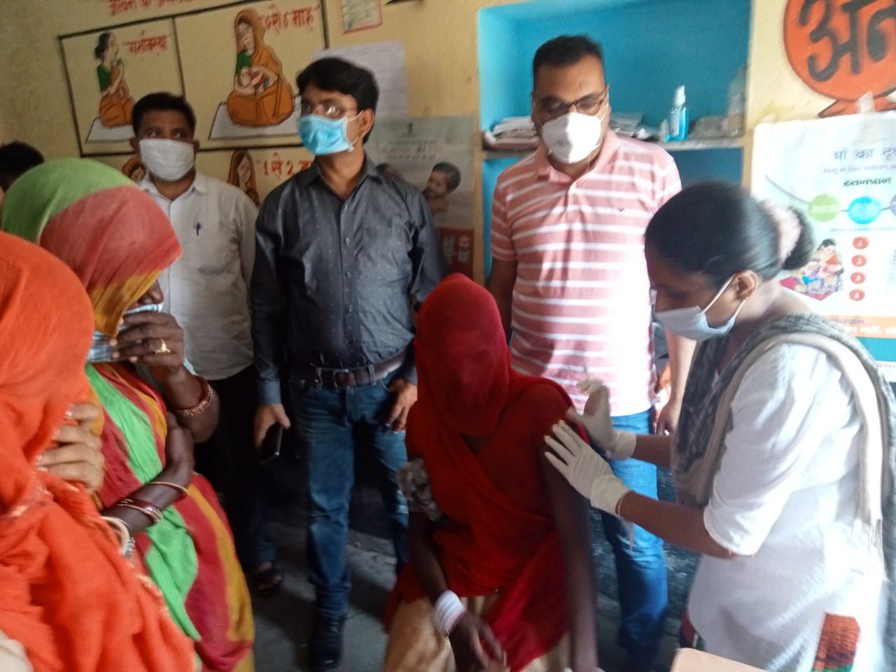 आंगनवाड़ी केन्द्र पर आयोजित कोविड टीकाकरण सत्र का किया औचक निरीक्षण
