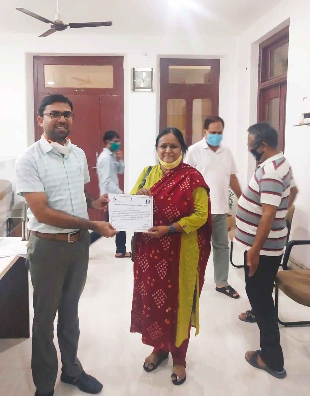 निर्वाचन साक्षरता क्लब (ई एल सी) की जिला नोडल अधिकारी डॉ रीना श्रीवास्तव प्रशस्ति पत्र से सम्मानित