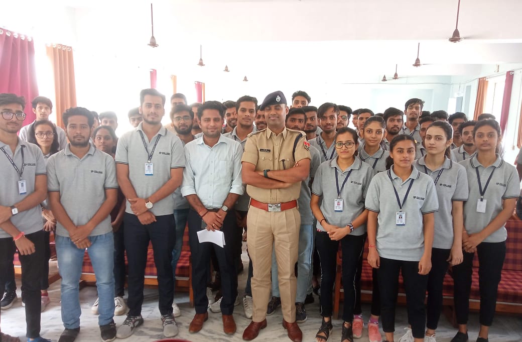 एस. पी. कॉलेज में पुलिस अधीक्षक ने छात्रों को किया सम्बोधित