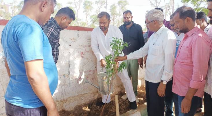 विश्व पर्यावरण दिवस के उपलक्ष में पेवेलियन मैदान में नगर पालिका की ओर से आयोजित किया गया पौधरोपण कार्यक्रम