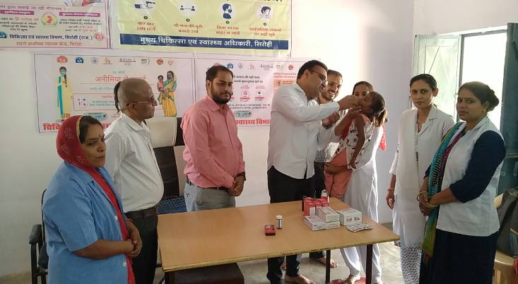 सिरोही में मनाया अनीमिया मुक्त करने के लिए शक्ति दिवस, सीएमएचओ डॉ. राजेश कुमार ने पिलाई आईएफए की दवाई