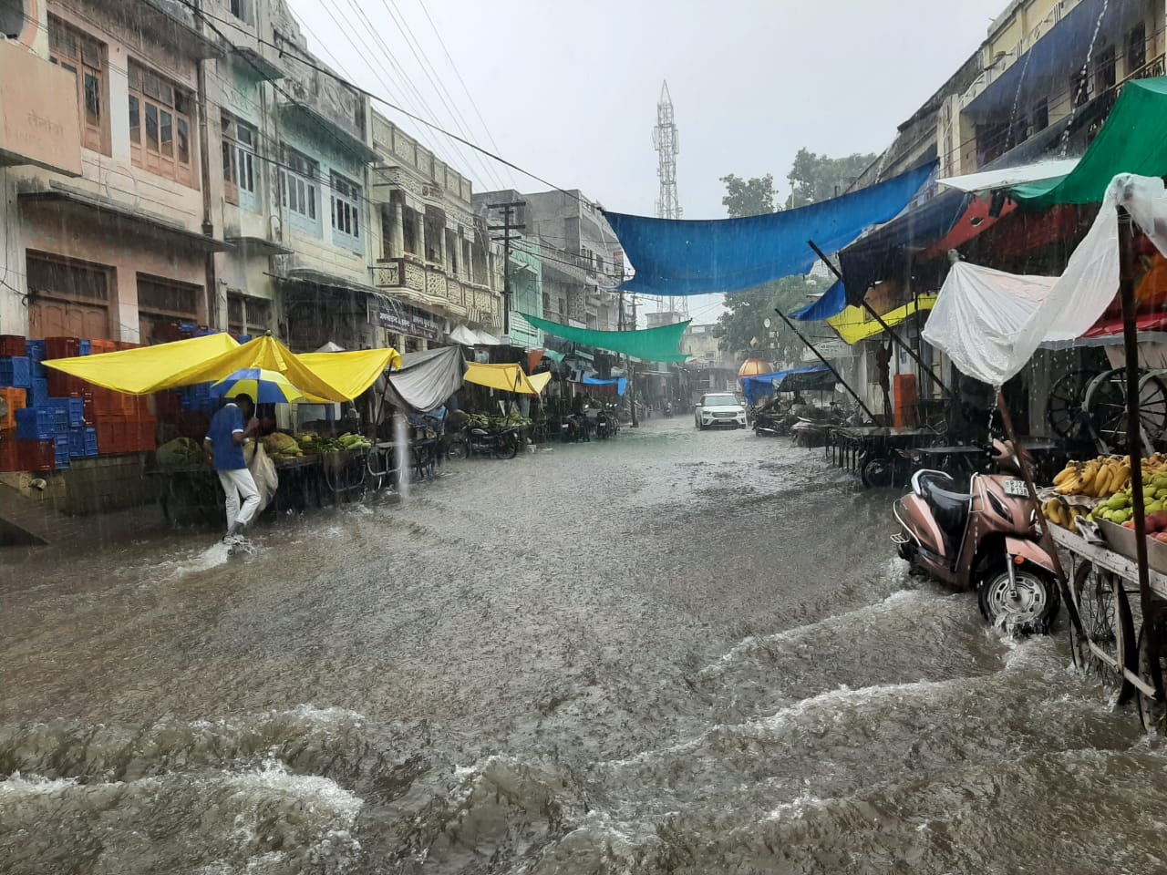 सावन के आखरी सोमवार की बारिश ने बदली देंवनगरी की फिजा, मौसम बना रमणीय, खड्डों में है नगर की सड़कें