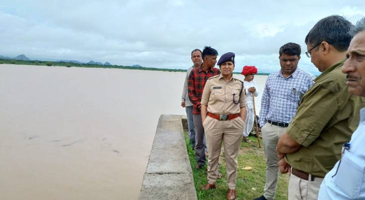 सिरोही जिला कलक्टर एवं जिला पुलिस अधीक्षक ने वेस्ट बनास बांध का निरीक्षण किया