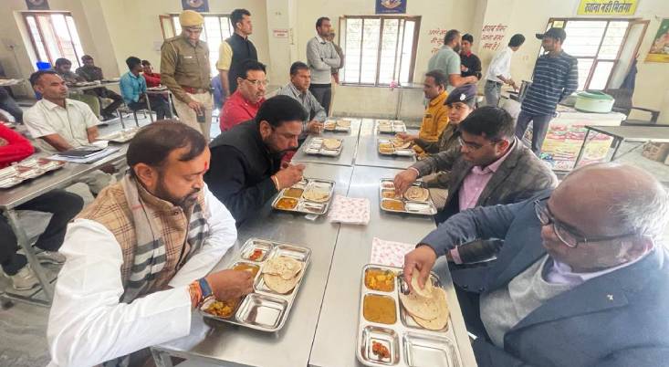 प्रभारी मंत्री महेंद्र चौधरी एवं विधायक सयंम लोढा ने इंदिरा रसोई में किया दोपहर का भोजन
