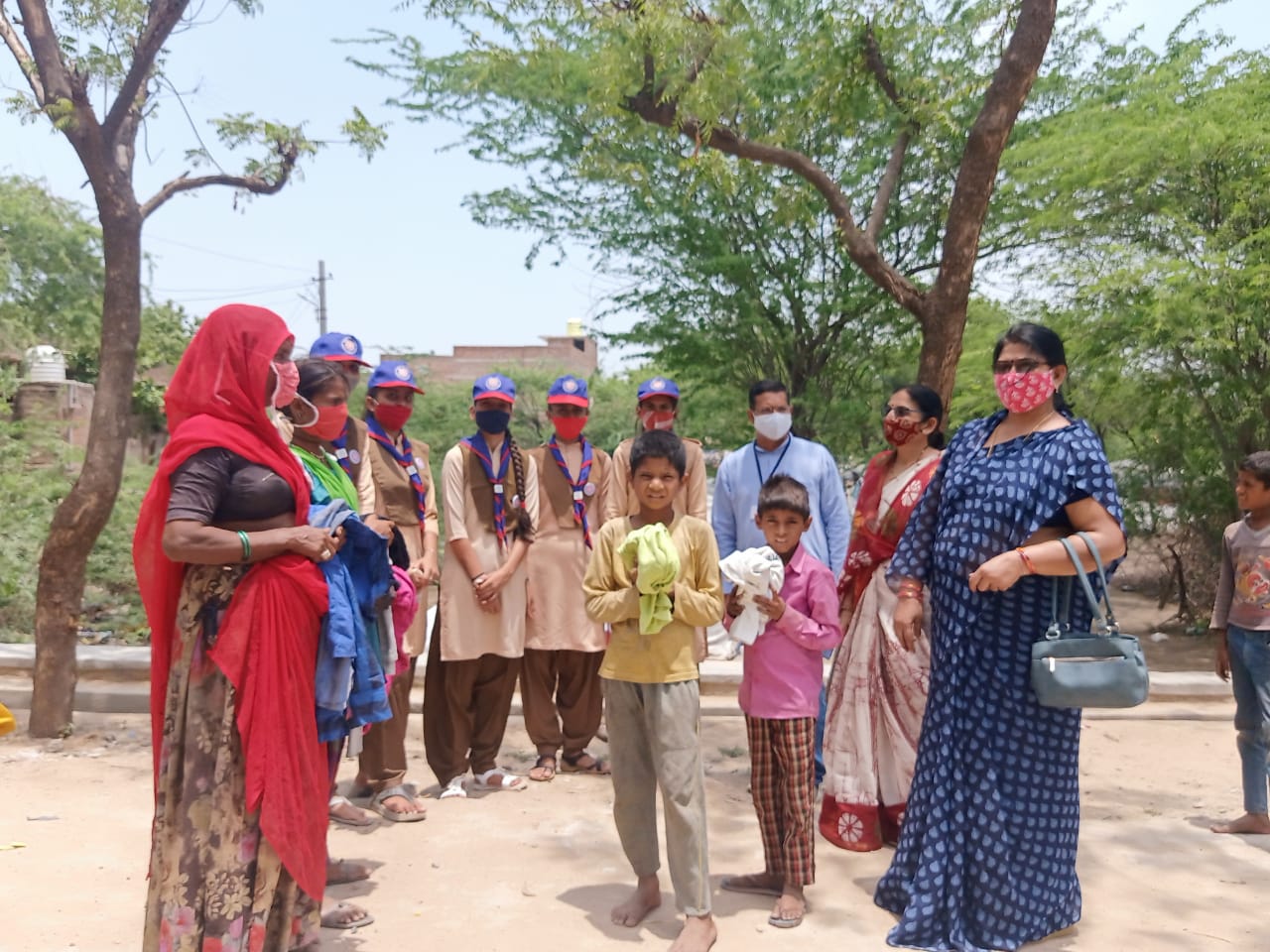 सेविकाओं ने औषधीय पौधे लगाएं तथा वस्त्र वितरण किए।, सिरोहीवाले, सिरोही समाचार