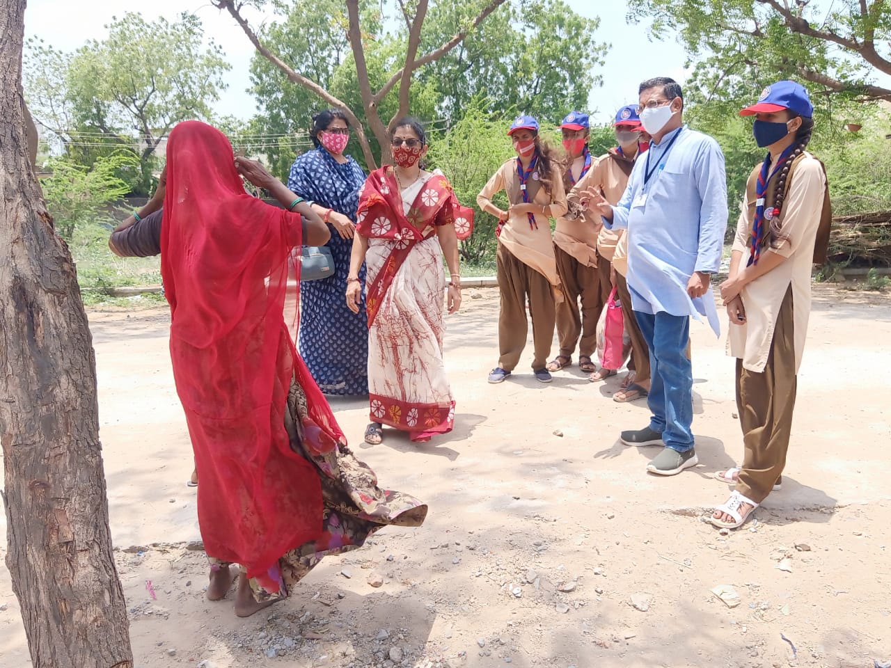 सेविकाओं ने औषधीय पौधे लगाएं तथा वस्त्र वितरण किए।, सिरोहीवाले, सिरोही समाचार