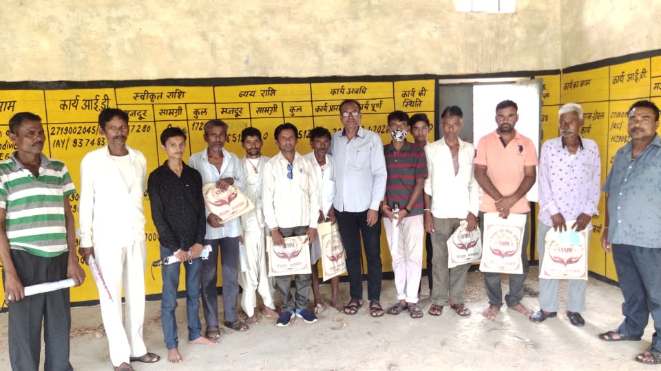 सत्यपुर युवा मोर्चा मुम्बई ने पाडीव में बांटे रेनकोट व छतरियां।, सिरोहीवाले, सिरोही समाचार