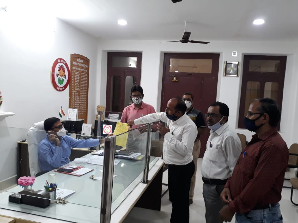 राजस्थान शिक्षक संघ (प्रगतिशील) के प्रदेश मुख्य महामंत्री धर्मेन्द्र गहलोत ने प्रतिनिधिमंडल के साथ सिरोही कलेक्टर भगवती प्रसाद को ज्ञापन दिया , सिरोहीवाले, सिरोही समाचार