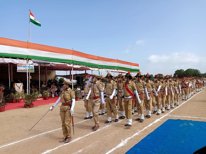 सिरोही जिले में 75वां स्वाधीनता दिवस हर्ष, उमंग और उत्साह से मनाया गया, जिला कलक्टर ने राष्ट्रीय ध्वज फहराकर मार्च पास्ट की सलामी ली, सिरोहीवाले, सिरोही समाचार