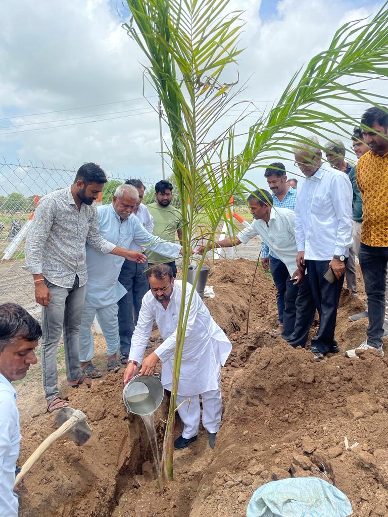 विधायक ने गौशाला में निर्माणाधीन ट्रोमा सेंटर का किया अवलोकन, पौधारोपण कार्यक्रम की भी की शुरुआत।, सिरोहीवाले, सिरोही समाचार