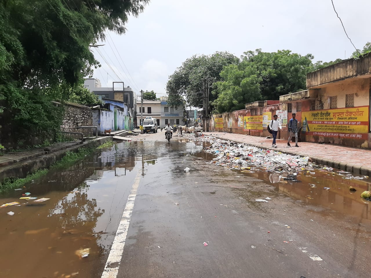 सावन के आखरी सोमवार की बारिश ने बदली देंवनगरी की फिजा, मौसम बना रमणीय, खड्डों में है नगर की सड़कें।, सिरोहीवाले, सिरोही समाचार