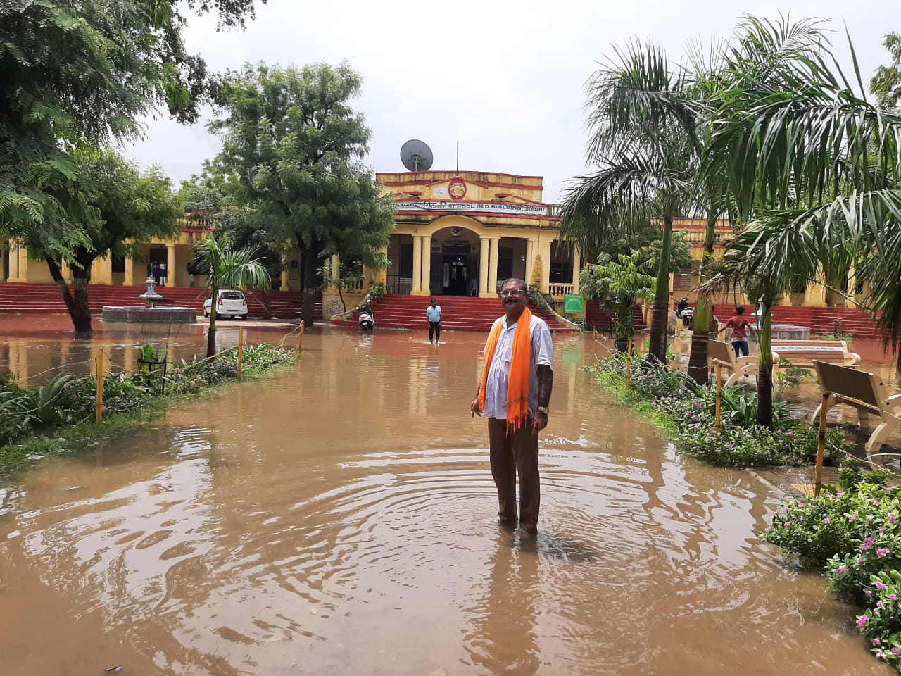 सावन के आखरी सोमवार की बारिश ने बदली देंवनगरी की फिजा, मौसम बना रमणीय, खड्डों में है नगर की सड़कें।, सिरोहीवाले, सिरोही समाचार