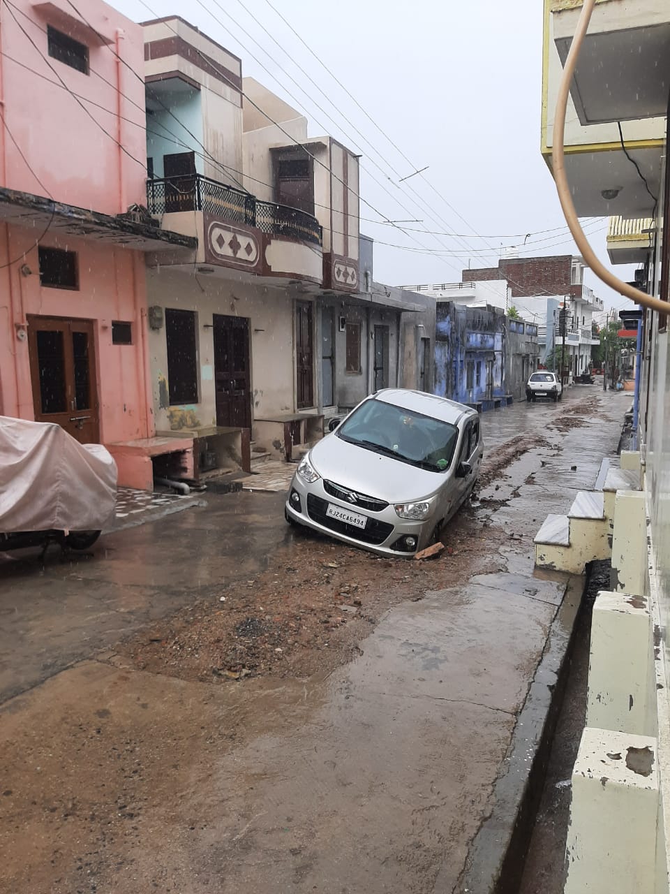 सावन के आखरी सोमवार की बारिश ने बदली देंवनगरी की फिजा, मौसम बना रमणीय, खड्डों में है नगर की सड़कें।, सिरोहीवाले, सिरोही समाचार