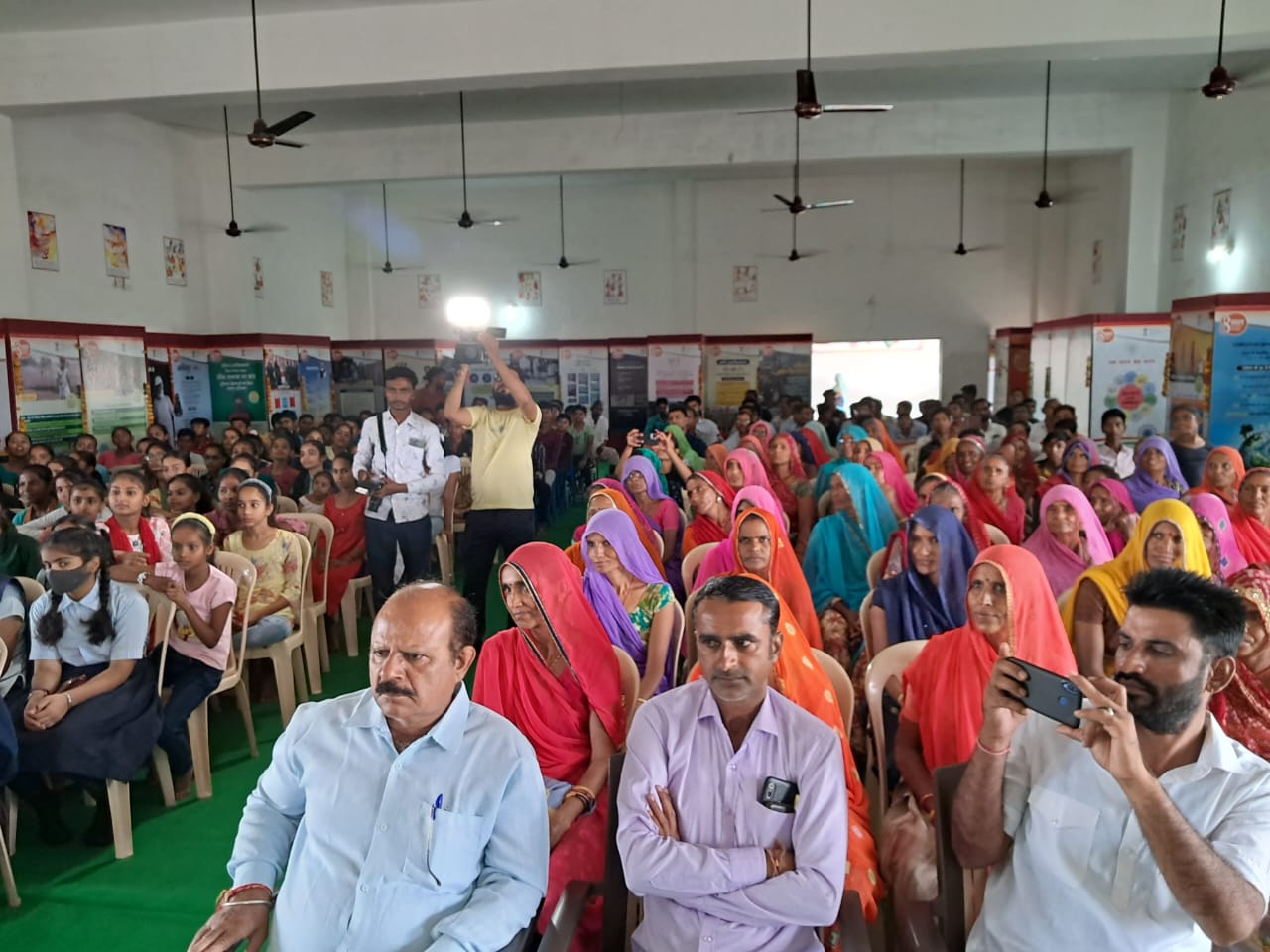 आजादी का अमृत महोत्सव चित्र प्रदर्शनी के समापन पर देश भक्ति गीत एवं अनेक प्रतियोगिता बनी आकर्षण का केंद्र।, सिरोहीवाले, सिरोही समाचार